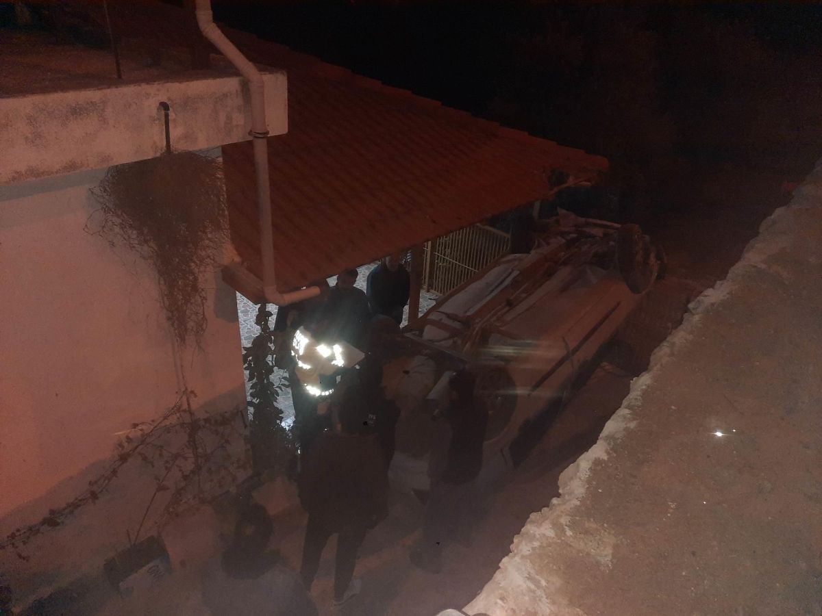 Hatay'da kontrolden çıkarak evin çatısına çarpan otomobilin sürücüsü yaralandı