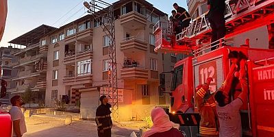 Antakya'da 5 katlı binada çıkan yangında 25 kişi kurtarıldı