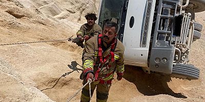 Antakya'da devrilen kamyonun şoförü yaralandı