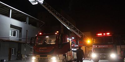 Arsuz’da ağır hasar gören apartmanda yangın çıktı