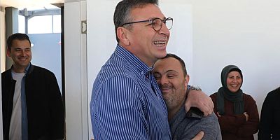 Başkan Dönmez, ziyaret ettiği Engelsiz Atölye kursiyerlerinin yüzünü güldürdü