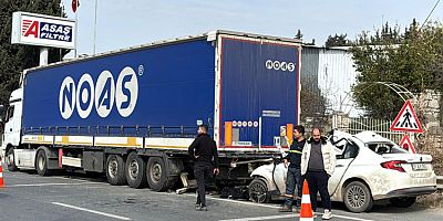 Belen’de park halindeki tıra çarpan otomobilin sürücüsü hayatını kaybetti