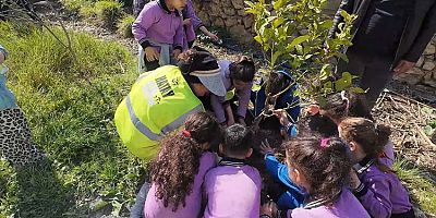 Çocuklar, HBB’nin Fidanlarıyla Fidanlarını Toprakla Buluşturuyor