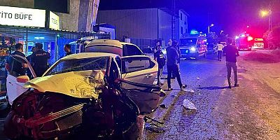 Dörtyol’da otomobil ile hafif ticari aracın çarpışması sonucu 5 kişi yaralandı