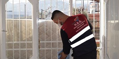 Hatay Büyükşehir Belediyesi, evi yanan İskenderunlu aileye destek