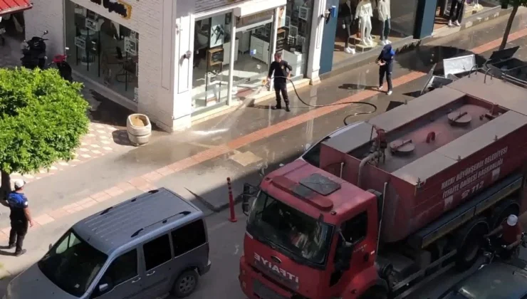 Hatay Büyükşehir Belediyesi İtfaiye Ekipleri İskenderun’da Kaldırımları Tazyikli Su ile Yıkadı