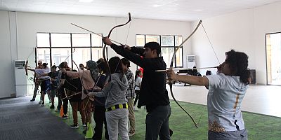 Hatay'da depremzede çocuklar şampiyonluk için yay çekiyor