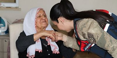 Hatay İl Jandarma Komutanlığı personeli, Yaşlı Vatandaşların Bayramını Evlerinde Kutladı