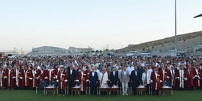 Hatay Mustafa Kemal Üniversitesi'nin mezuniyet töreninde öğrenciler buruk bir sevinç yaşadı