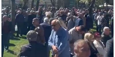Hataylılar YSK Önünde Özgür Özel’i Beklemeye Başladı