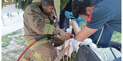 İskenderun’da Ayağına Saplanan Demiri İtfaiye Ekipleri Çıkardı