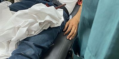 İskenderun'da çenesine inşaat demiri saplanan işçi yaralandı