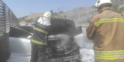 İskenderun’da seyir halindeki otomobil yandı