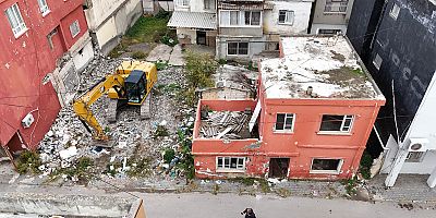 İSKENDERUN’DA TEHLİKE SAÇAN METRUK BİNALAR YIKILIYOR