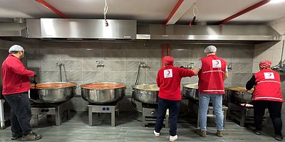 İskenderun'da Türk Kızılay, ihtiyaç sahiplerine sıcak yemek dağıtıyor