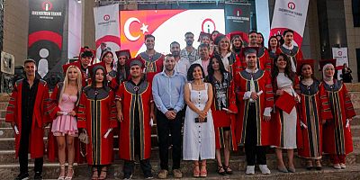 İSTE Öğrencileri İsrail'in Filistin'e yönelik saldırılarını mezuniyet töreninde protesto etti