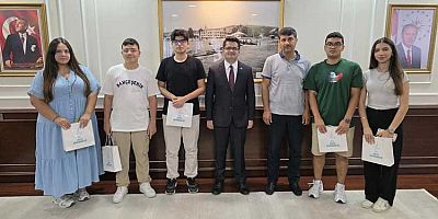 Kaymakam Eroğlu, LGS ve YKS'de Başarı Sağlayan Öğrencileri Makamında Kabul Etti