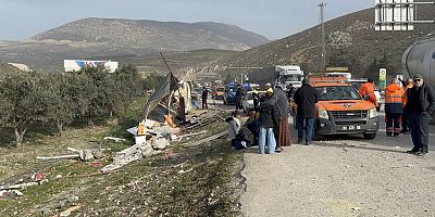 Kırıkhan'da tırın sebze tezgahına çarptığı kazada 1 kişi öldü, 1 kişi yaralandı