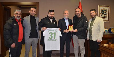 Meydan Spordan İTSO Başkanı Yılmaz’a kulübün formasını ve Plaket hediye etti