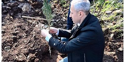 MKÜ, DEPREMDE VEFAT EDEN PERSONEL VE ÖĞRENCİLERİNİ UNUTMADI!
