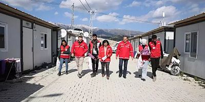 Türk Kızılay Hatay'da depremzede çocuklara oyuncak dağıttı